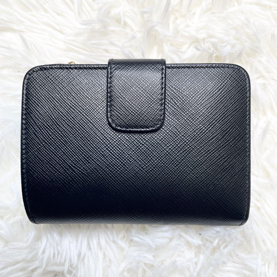極美品 PRADA レザー 折り財布 三角プレート ホック サフィアーノ 黒 極美品】プラダ 折財布 三角 サフィアーノ レザー ブラック