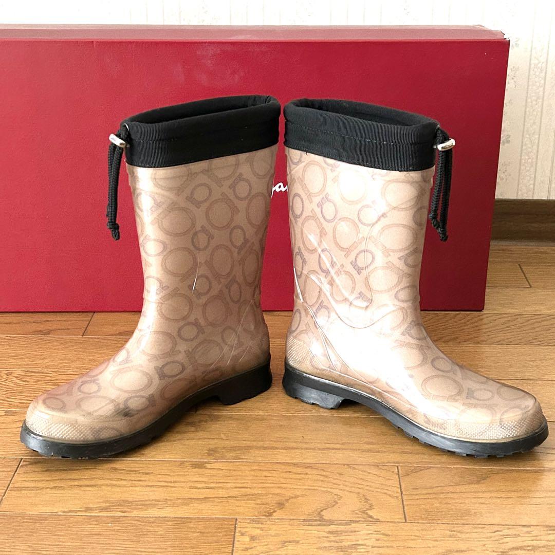 最旬トレンドパンツ Salvatore 5 クリアベージュ レインブーツ Ferragamo 靴