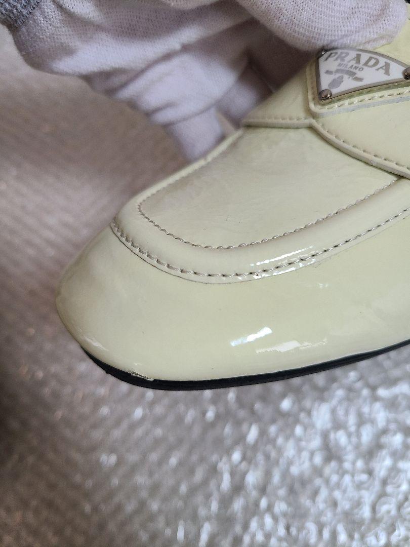 PRADA プラダ パテントレザー ローファーアイボリー 三角ロゴ 24.5cm