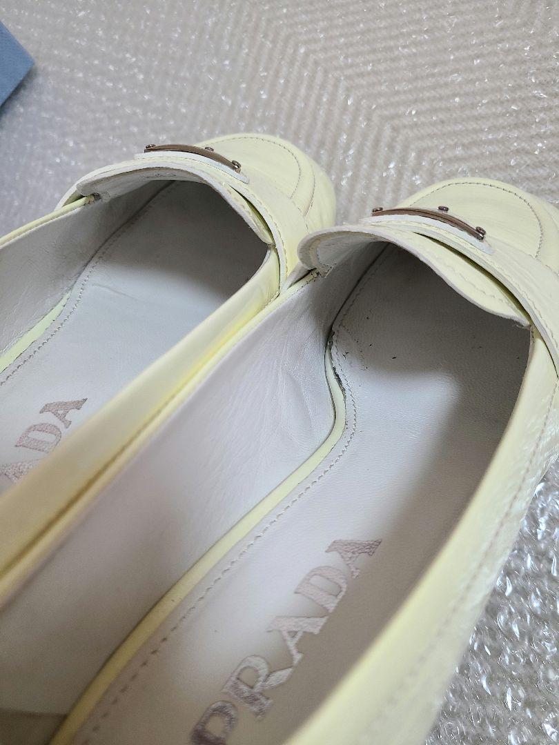 PRADA プラダ パテントレザー ローファーアイボリー 三角ロゴ 24.5cm