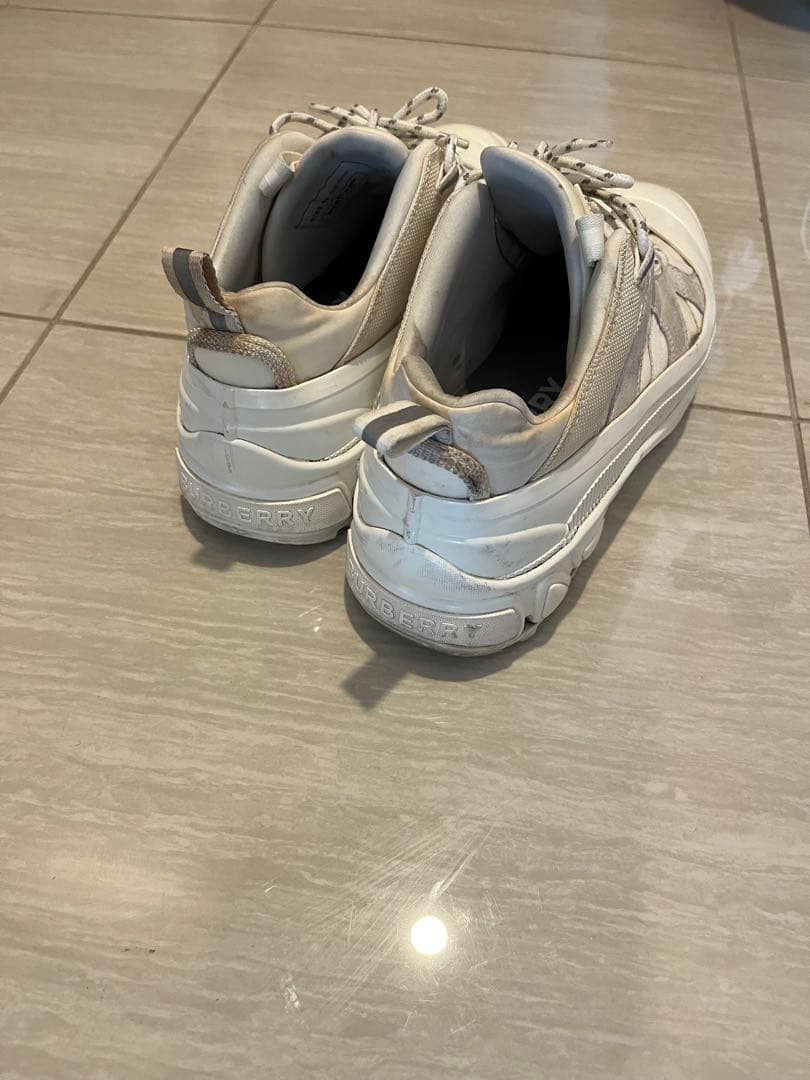 Burberry ホワイトメッシュスニーカー Burberry ホワイトメッシュスニーカー