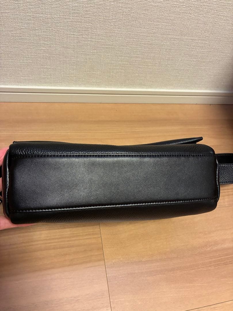 BEARDSLEY ピアズリー レザーボディバッグ ブラック BEARDSLEY ピアズリー レザーボディバッグ ブラック