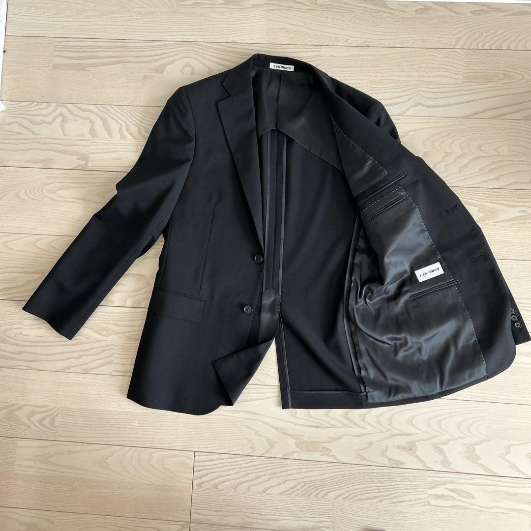 mues 黒スーツ