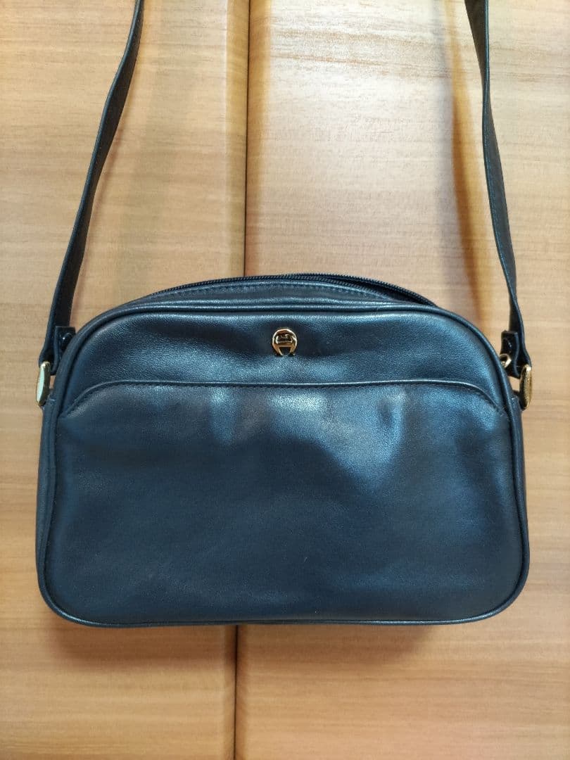 アイグナー ショルダーバッグ 柔らかい本皮、小ぶり、調整可能な持ち手