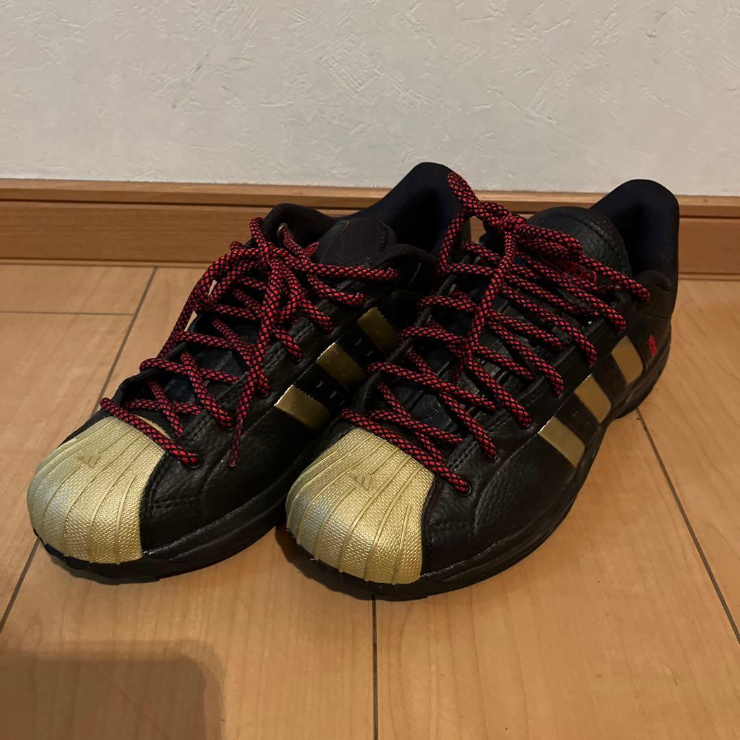 アディダス スニーカー