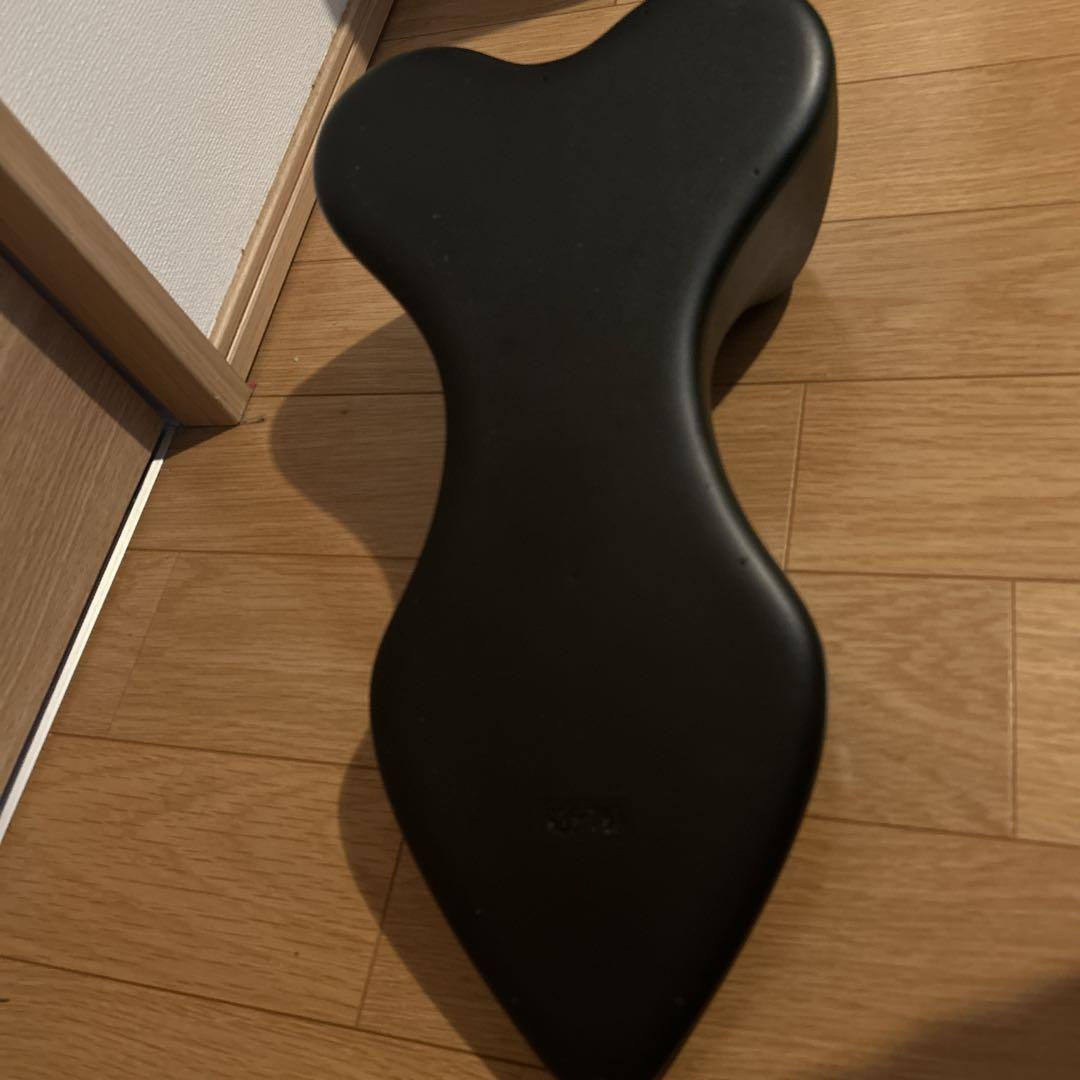 黒い姿勢矯正クッション
