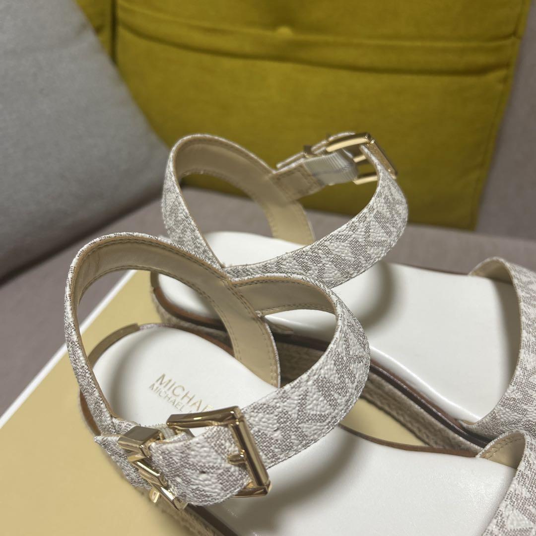 MICHAEL KORS バックル付きサンダル24 Amazon | Michael Kors Maverick サンダル, マルチ, 5.5