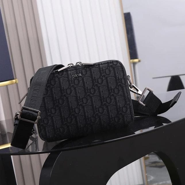 Dior ロゴ入り黒ショルダーバッグ