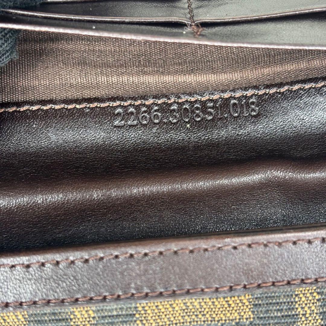 美品 FENDI フェンディ　財布　二つ折り　M83
