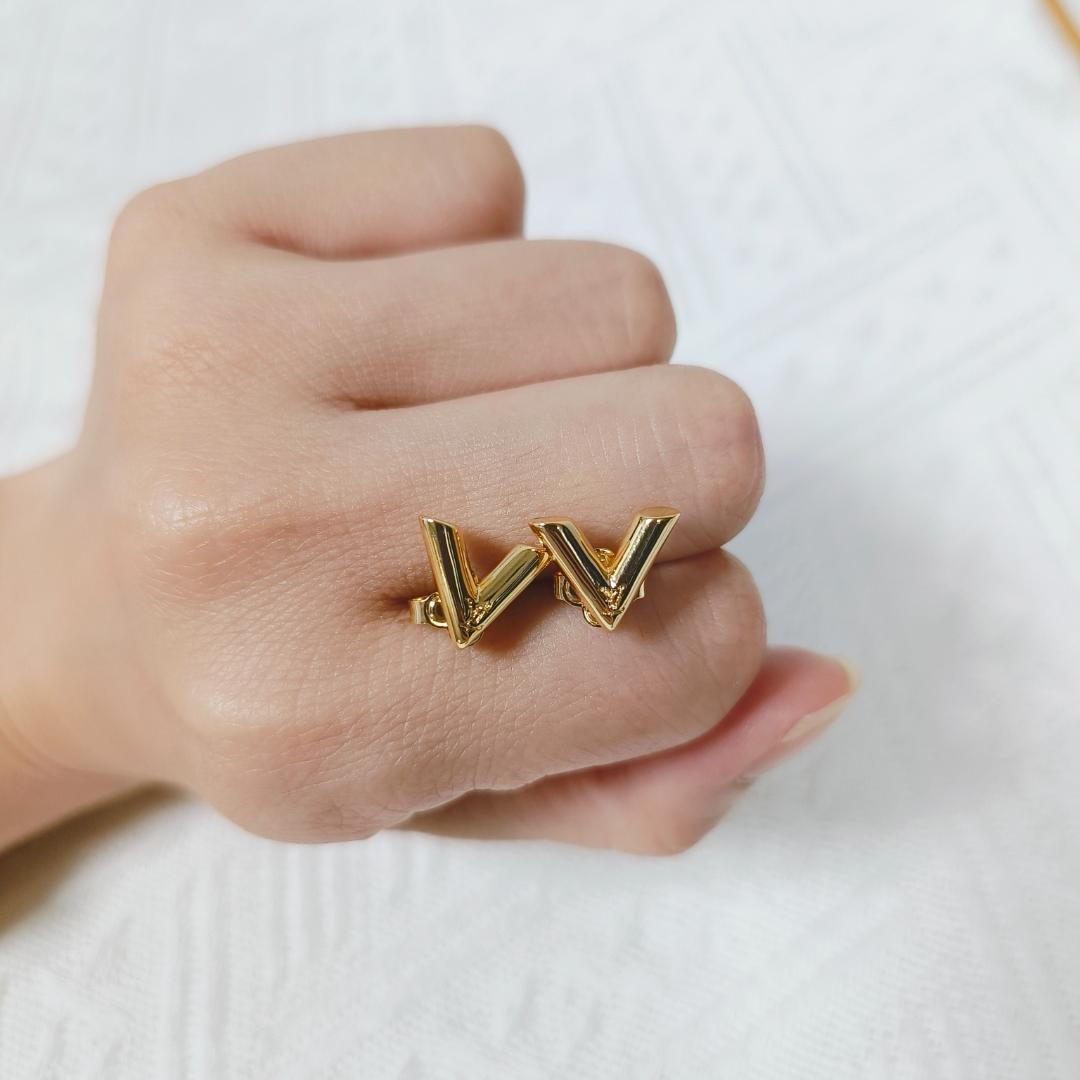 Louis Vuitton V字型ピアス ◾️即日発送◾️Louis Vuitton ゴールド V字型 ピアス - メルカリ