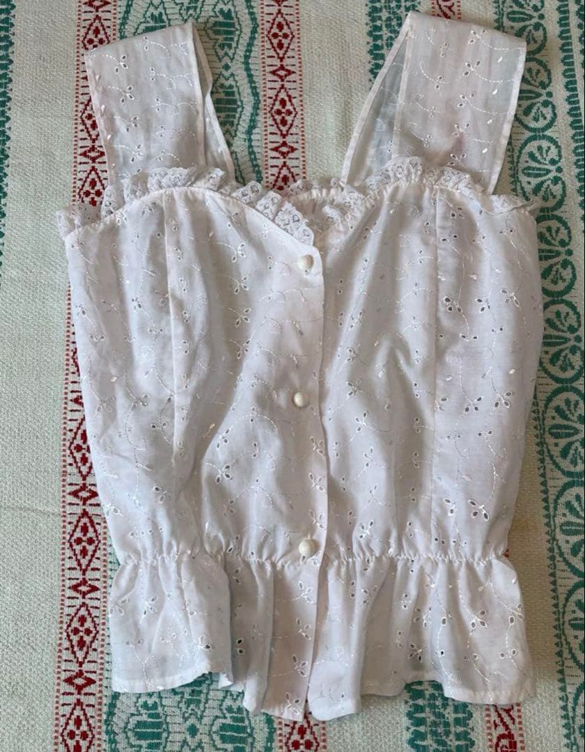 70s ヨーロッパ　フランス　　ヴィンテージ　古着　刺繍ノースリーブブラウス