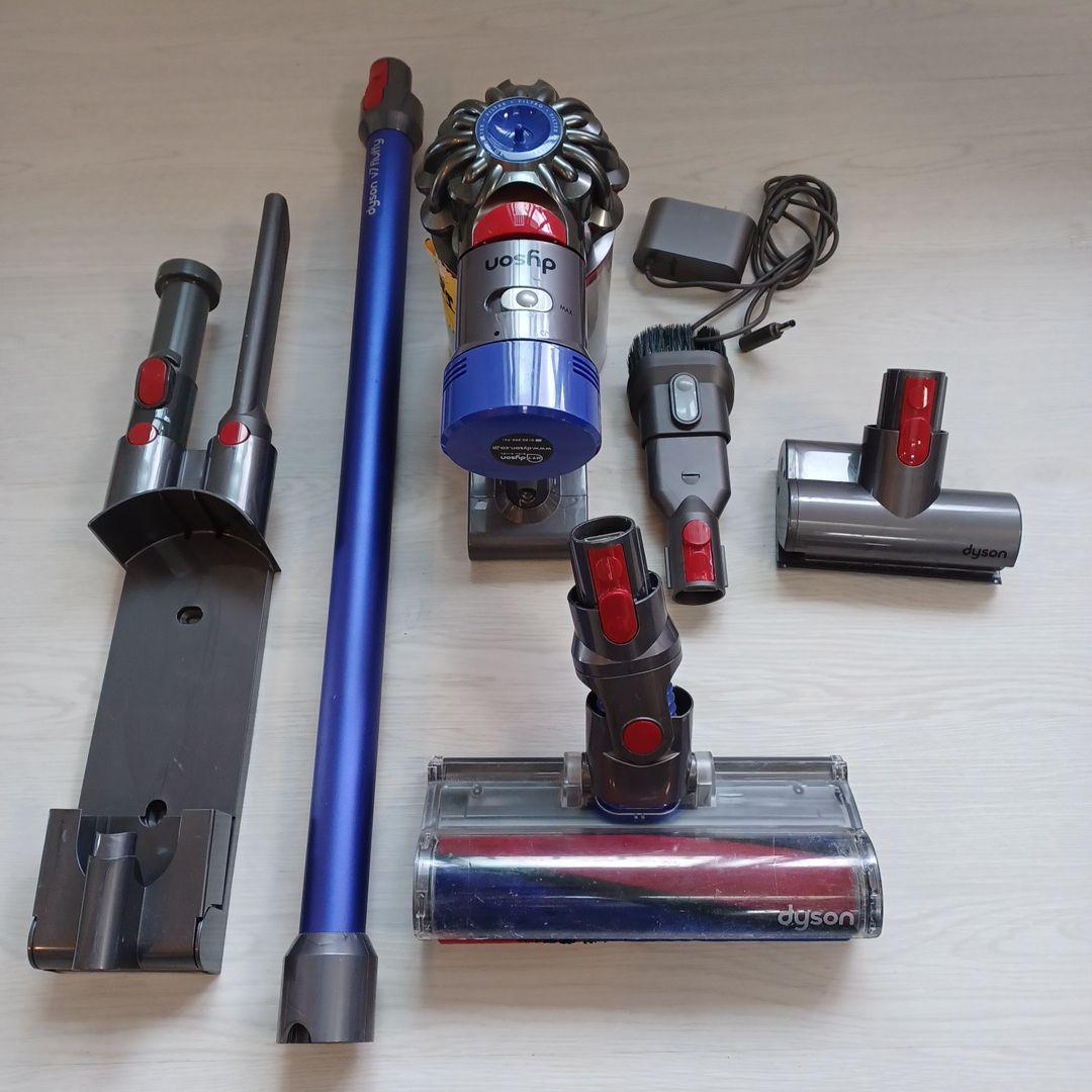 ジャンク品！Dyson スティッククリーナー本体とアタッチメント Dyson コードレス掃除機（本体、スタンド、アタッチメントつき）
