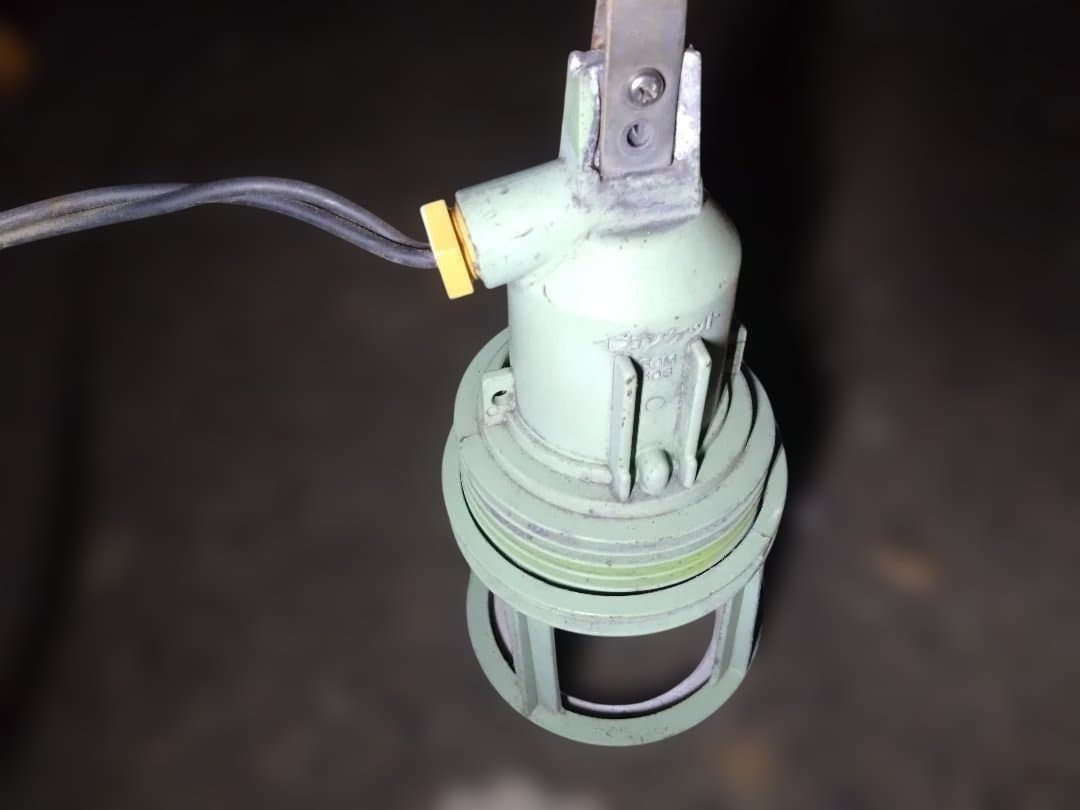 メタハラ 東芝製船用発電機一式7.5kw 200vやや傷や汚れあり OLIVEOS_COM_TR