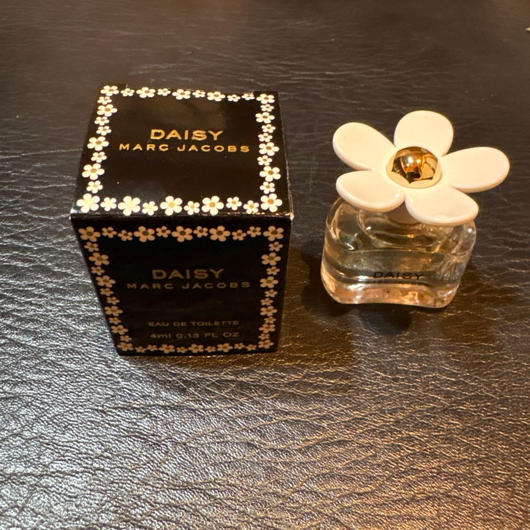 新品・未使用】マークジェイコブス デイジーオードトワレ(4ml