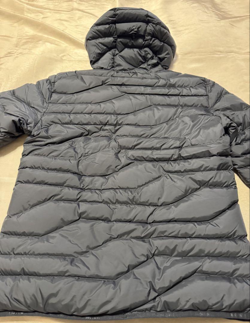 格安で！新品 ゴルフ J.LINDEBERG 薄手ダウン Ｌ 黒 専用ハンガー付 格安で！新品 ゴルフ J.LINDEBERG 薄手ダウン L 黒 専用ハンガー付