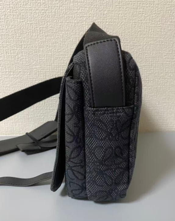 LOEWE黒いパターンデザイン ショルダーバッグY LOEWE黒いパターンデザイン ショルダーバッグY