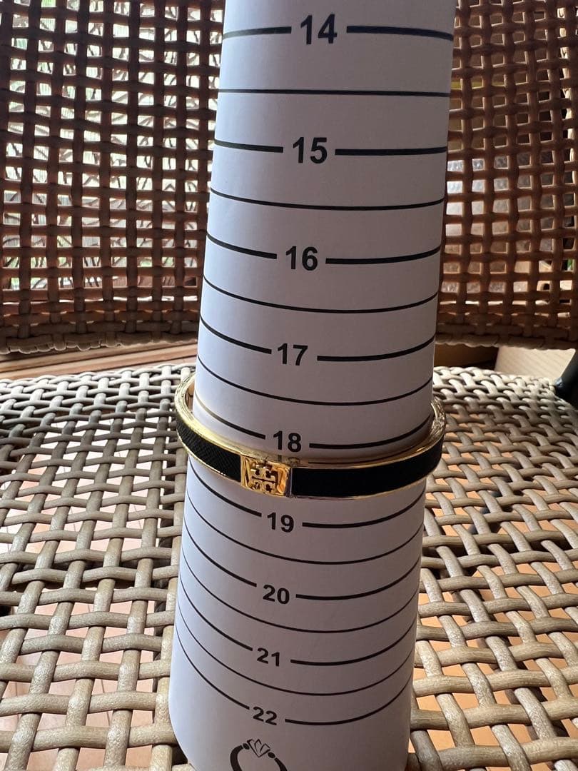 TORY BURCH エレガントな黒のバングル♥️