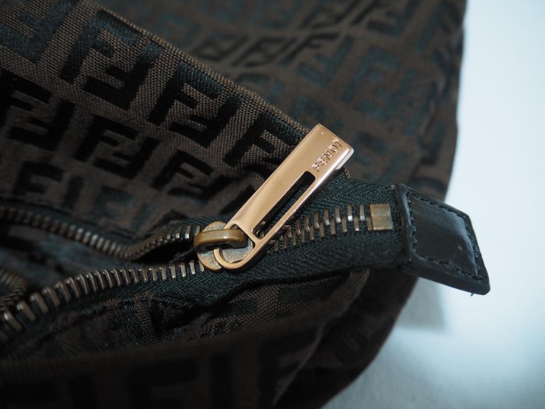 FENDI の トートバッグ　ダークブラウン　ストラップ剥がれ有り　中古