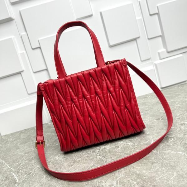miu miu レッド キルティングハンドバッグ MIU MIU レッド キルティングトートバッグ - メルカリ
