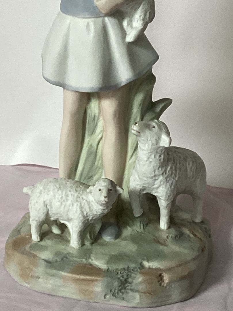 フィギュリン 少女と子羊の陶器置物