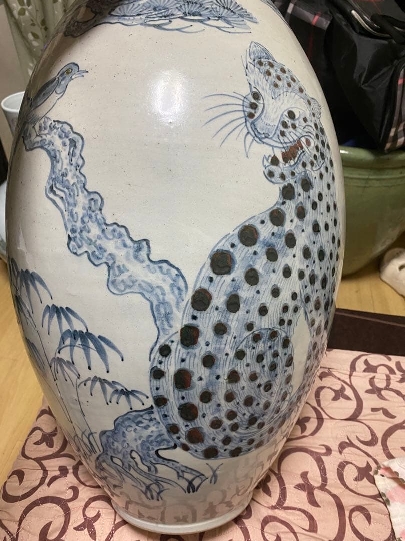 李朝青い豹と松の絵柄の陶器花瓶
