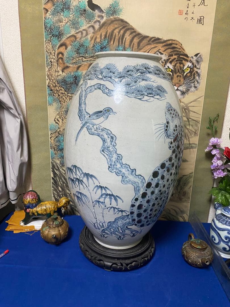李朝青い豹と松の絵柄の陶器花瓶 目立った傷や汚れなし