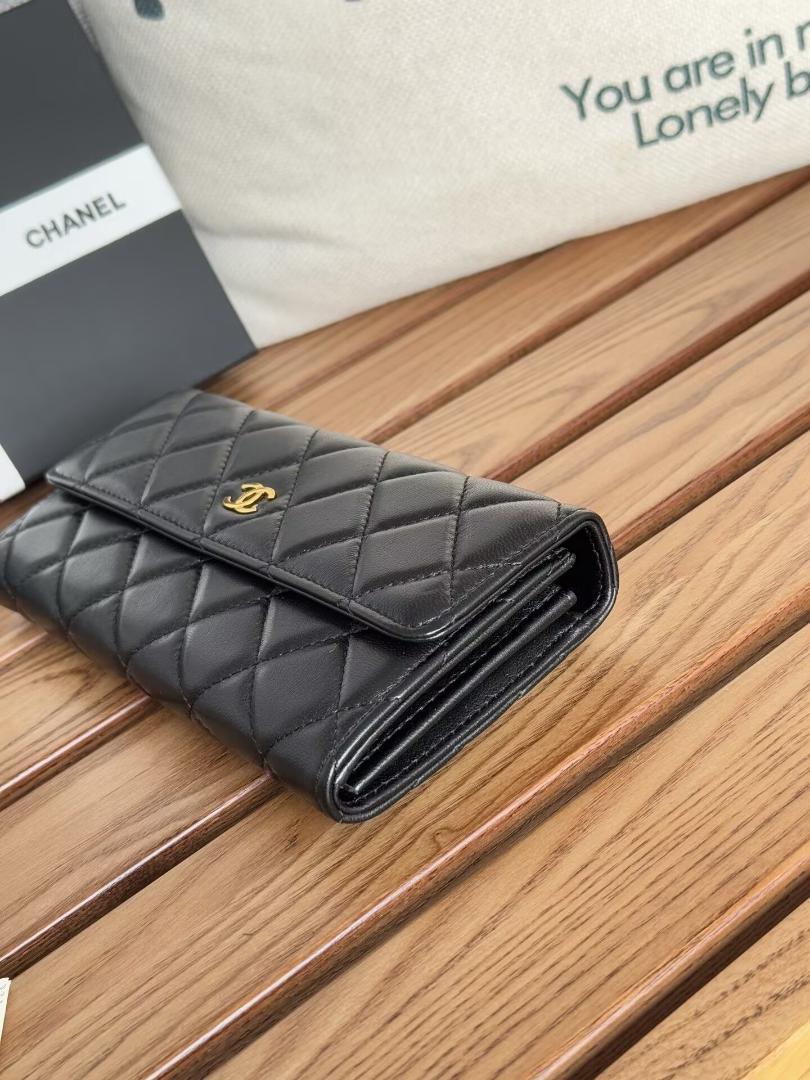 CHANEL シャネル二つ折りの長財布です