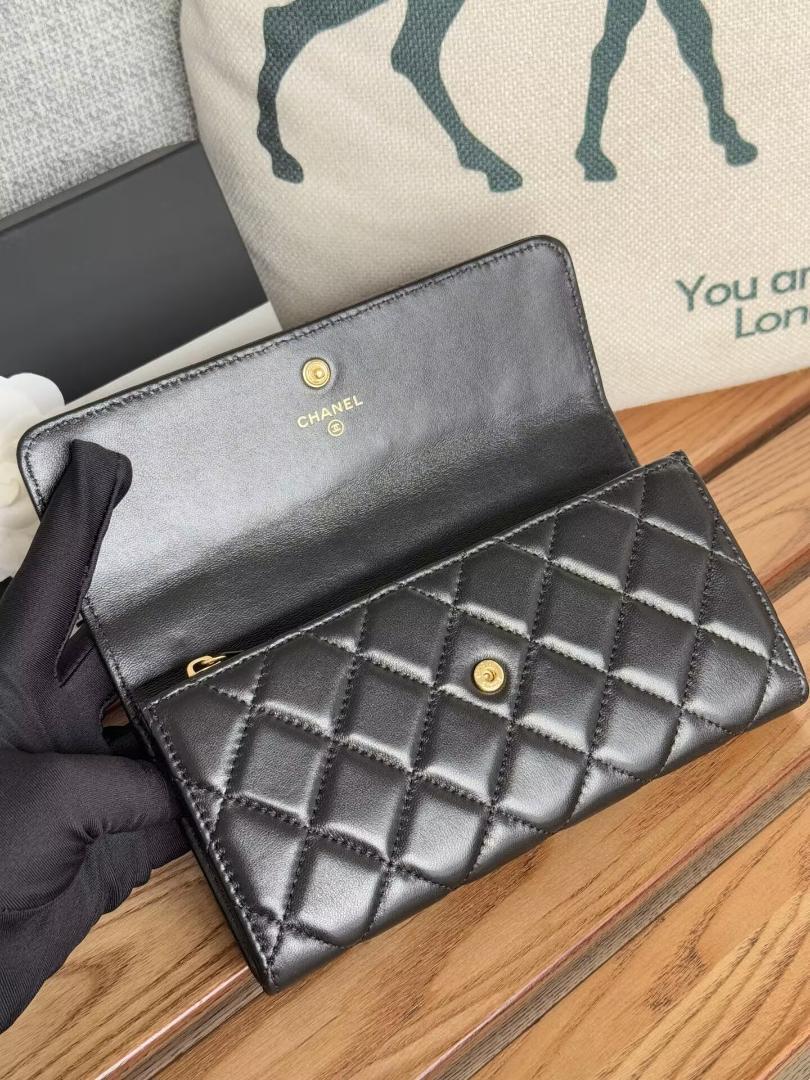 CHANEL シャネル二つ折りの長財布です