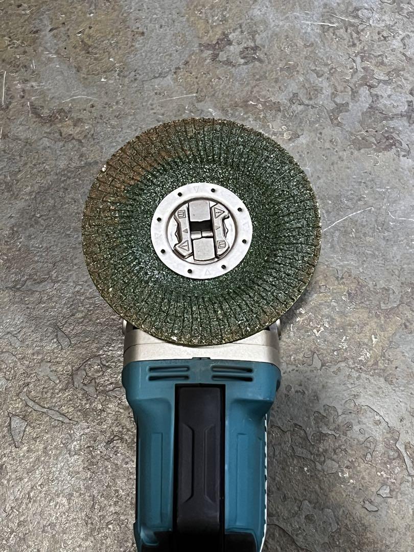 Makita 100mmコードレスディスクグラインダ