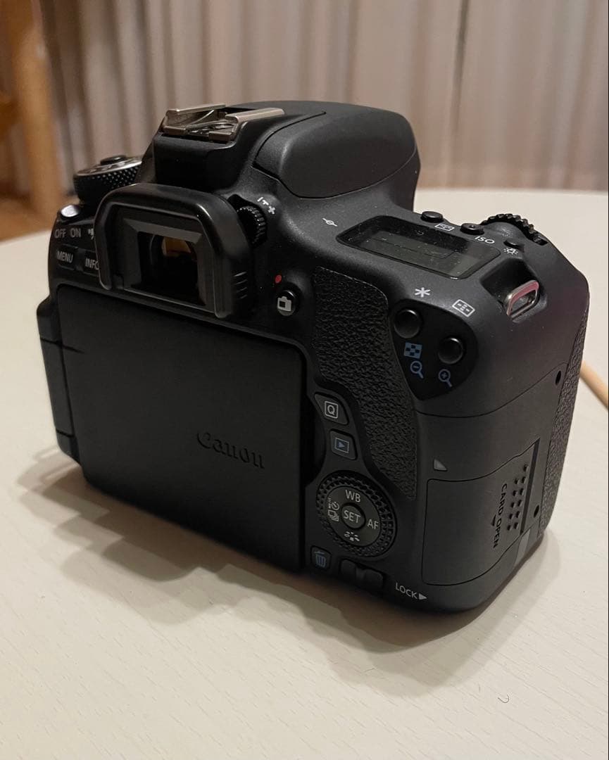 【美品、元箱付】EOS 8000D ボディ　Canon キャノン