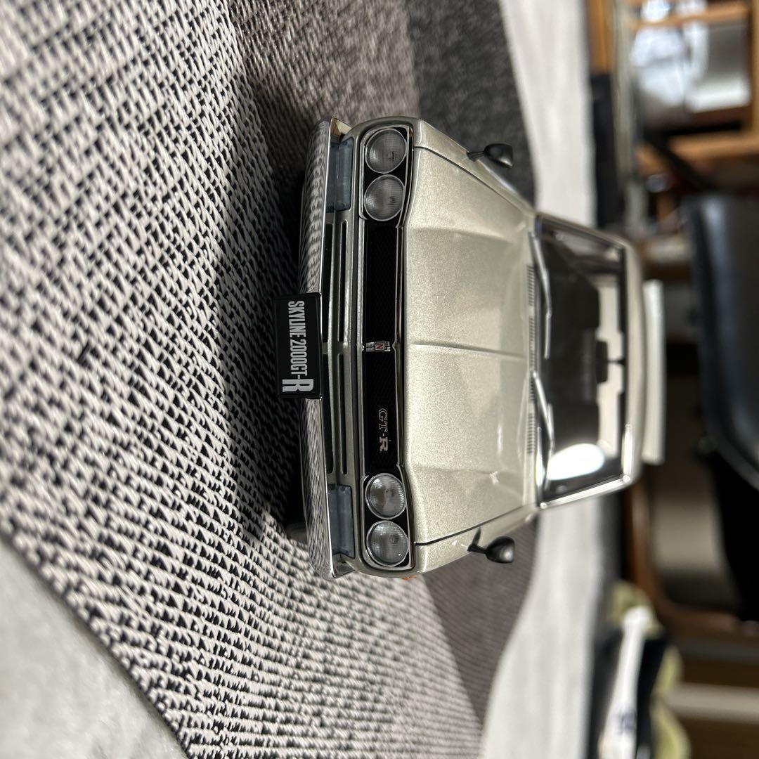 シルバー 1/18スケール ミニカー 4ドア