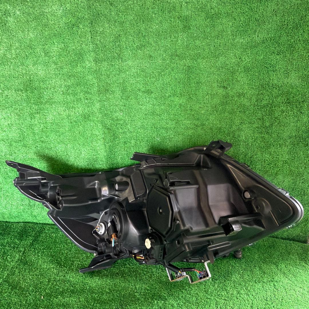送料無料。 ヴォクシー 80系 ZWR80W 左ヘッドライトTOYOTA