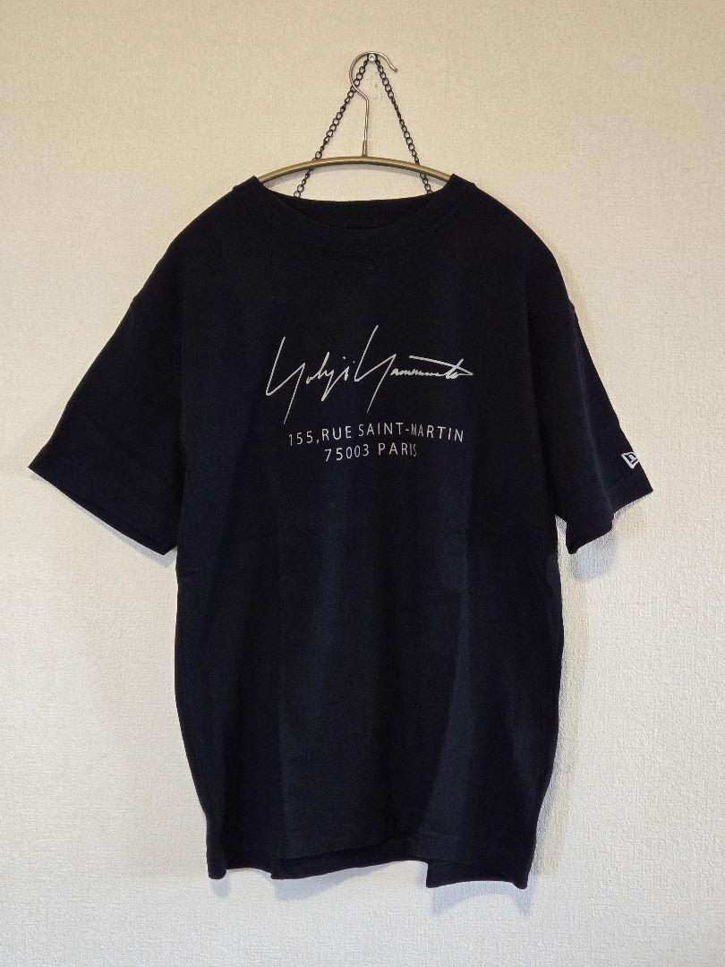 完売商品 YOHJIYAMAMOTO NEWERA PARISロゴT メンズ