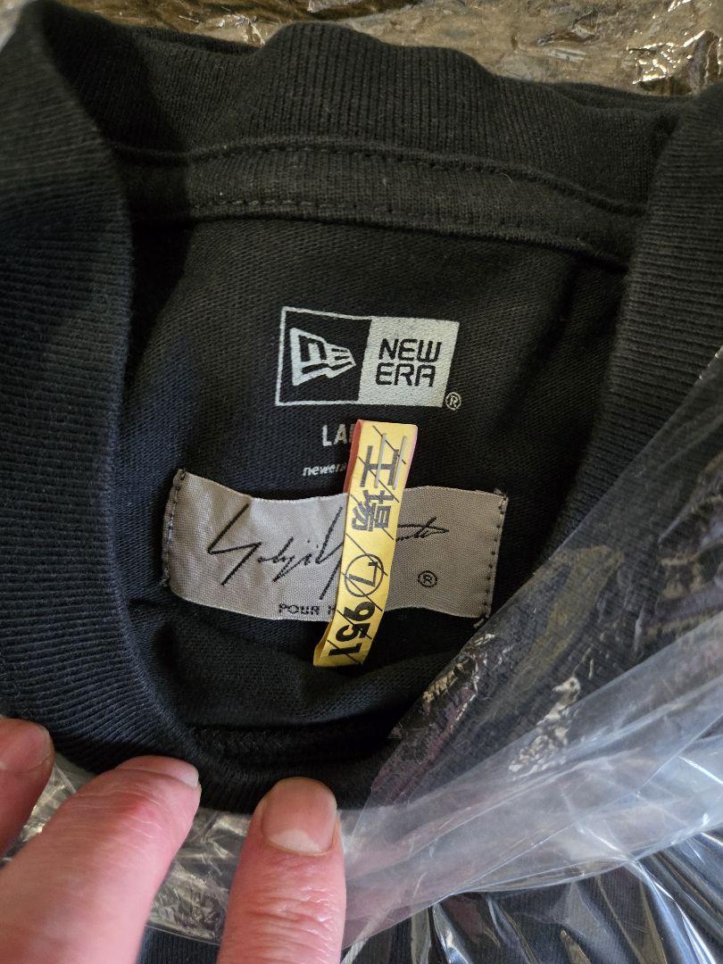 完売商品 YOHJIYAMAMOTO NEWERA PARISロゴT メンズ