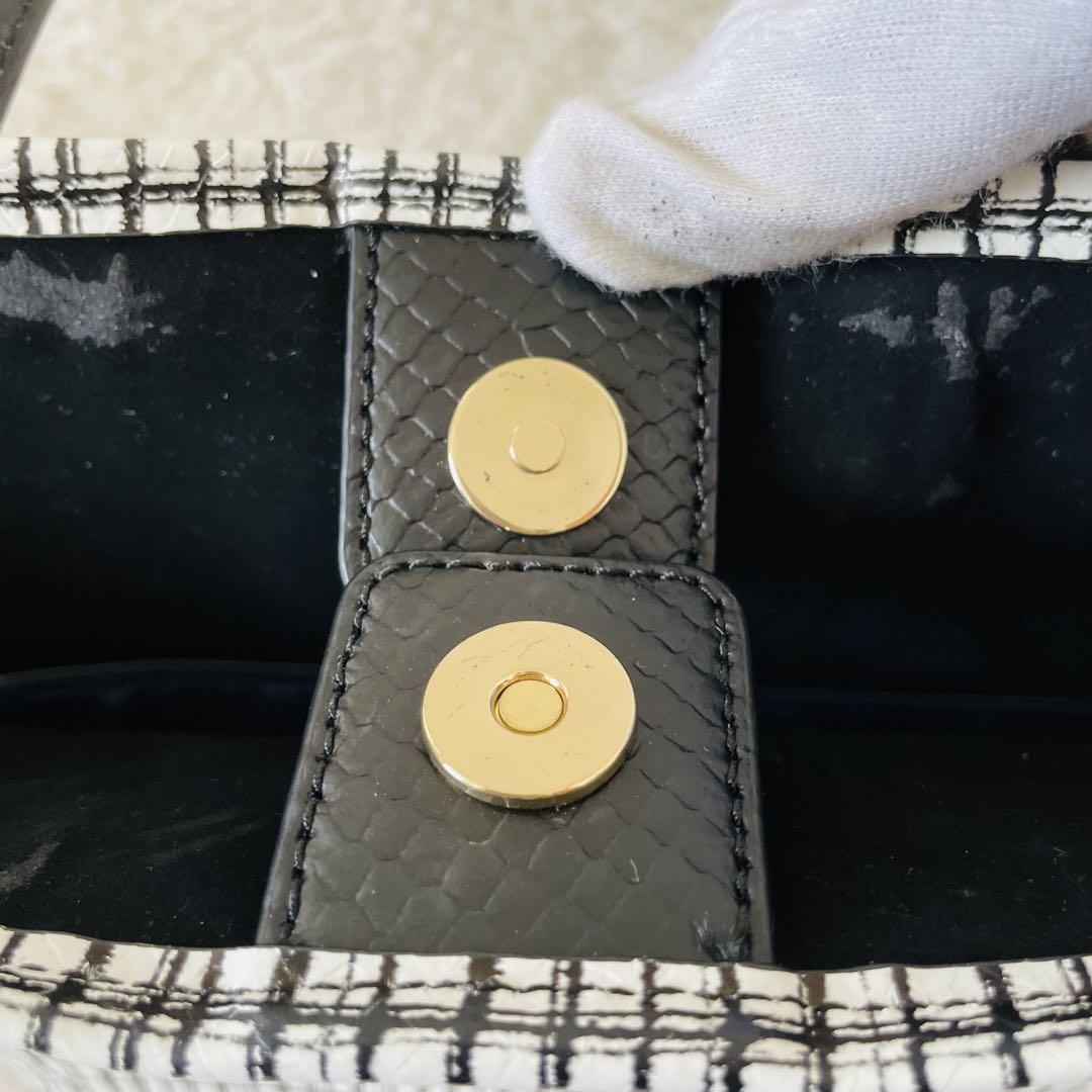 COLE HAAN トートバッグ 白 黒 肩掛けA4可能 - メルカリ