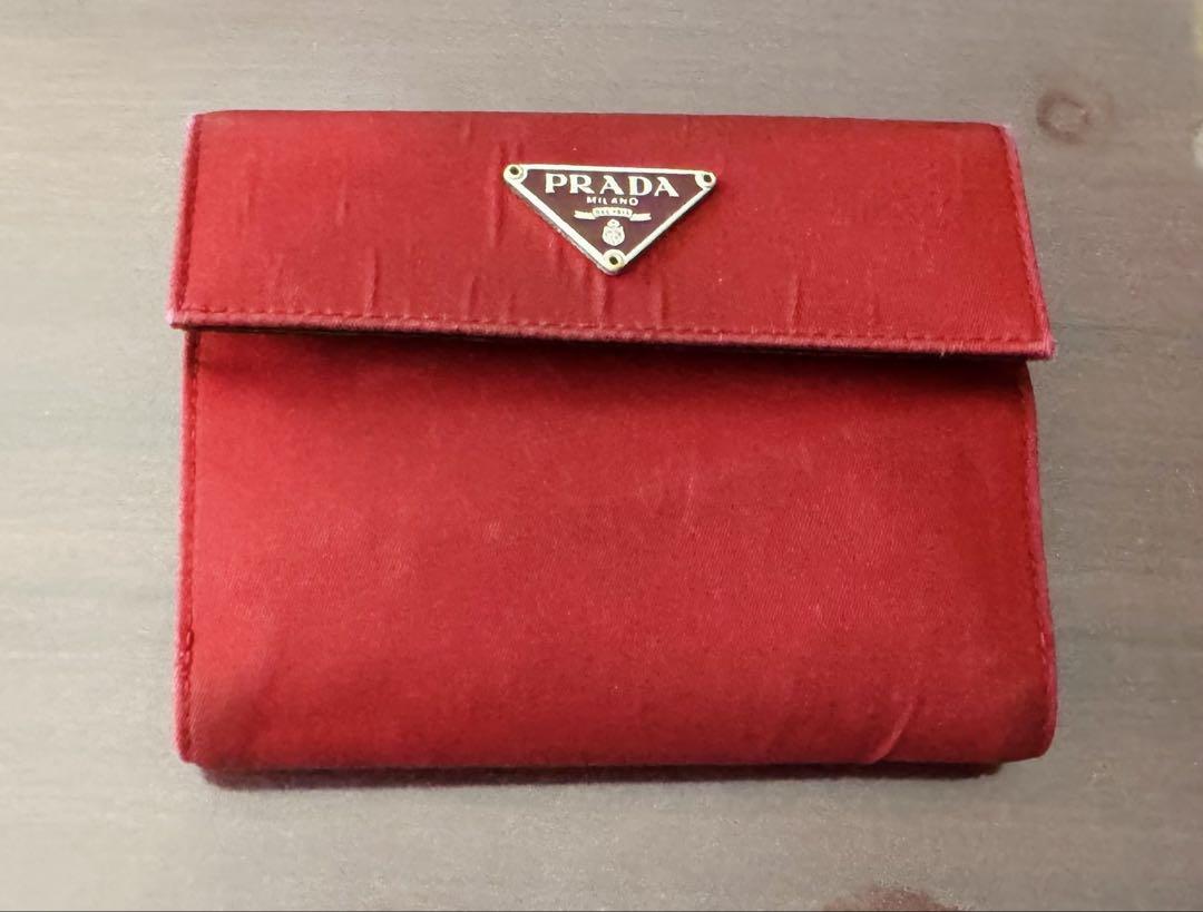 PRADA　財布（ジャンク品） ジャンク品】PRADA 折りたたみ財布 赤 - メルカリ