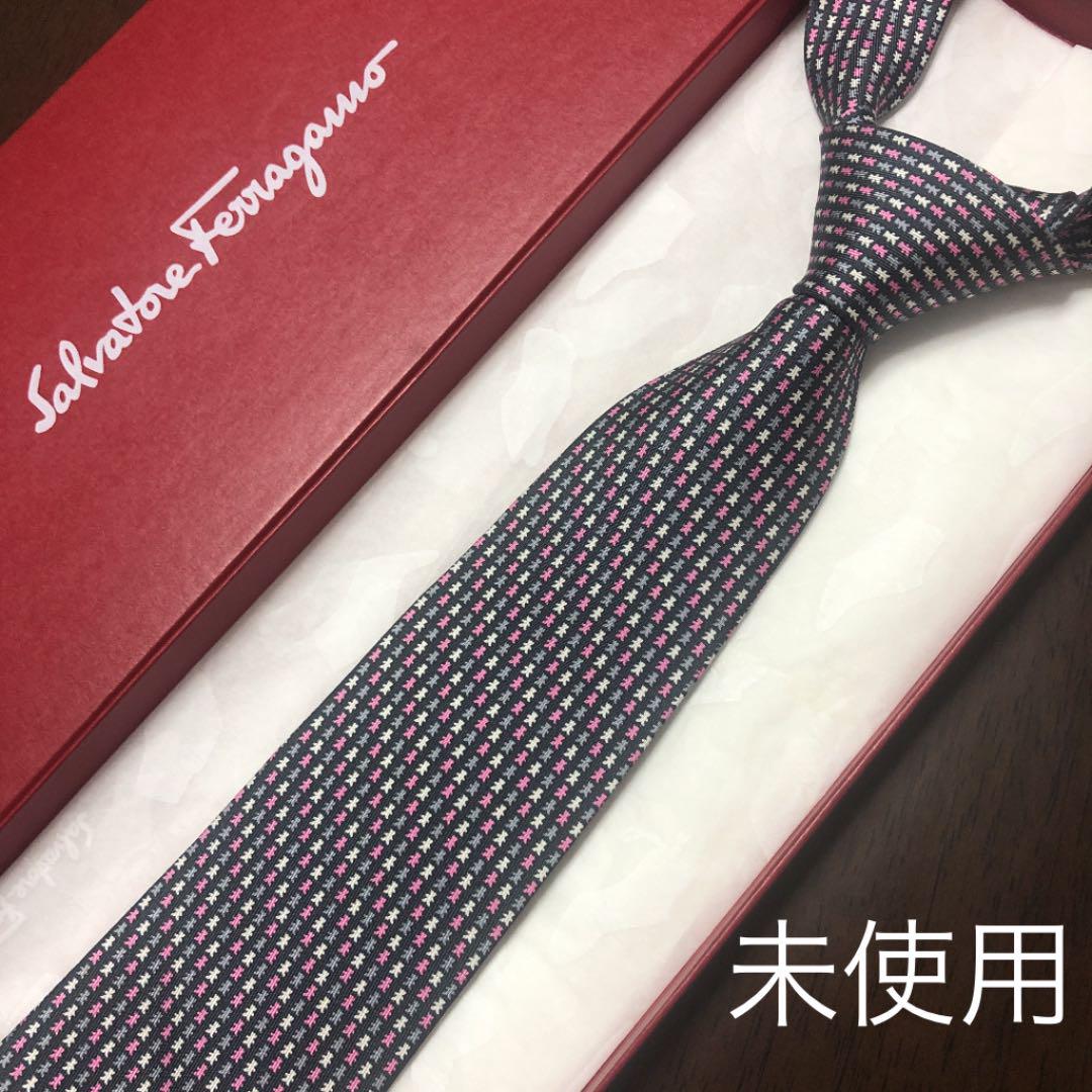未使用 Salvatore Ferragamo フェラガモ ネクタイ グレー 未使用 Salvatore Ferragamo フェラガモ ネクタイ グレー