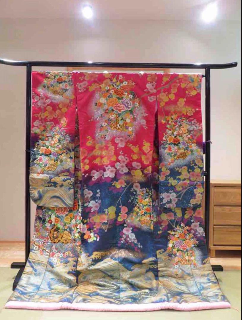 華やかな花柄刺繍の色打掛