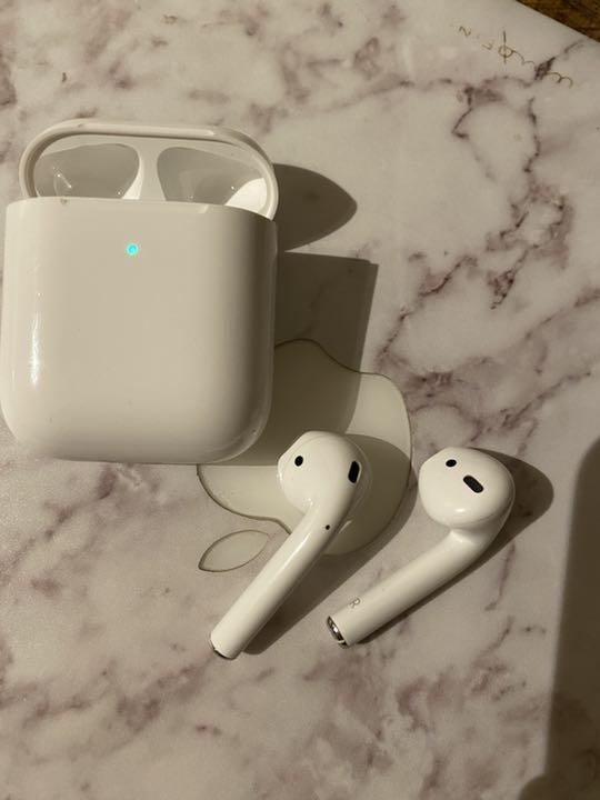 Airpods 第2世代　ワイヤレス充電ケース付き