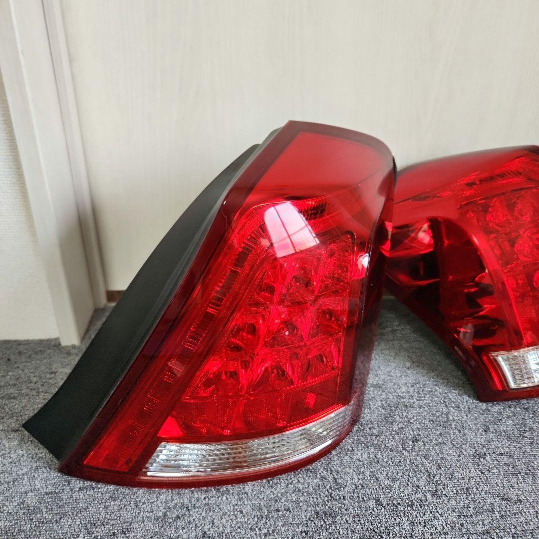 トヨタマジェスタ　URS 206 テールランプセット