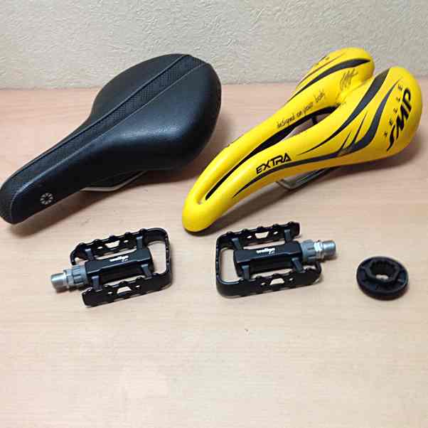 DAHON、SELLEのサドルとwellgoのペダルの3点セット