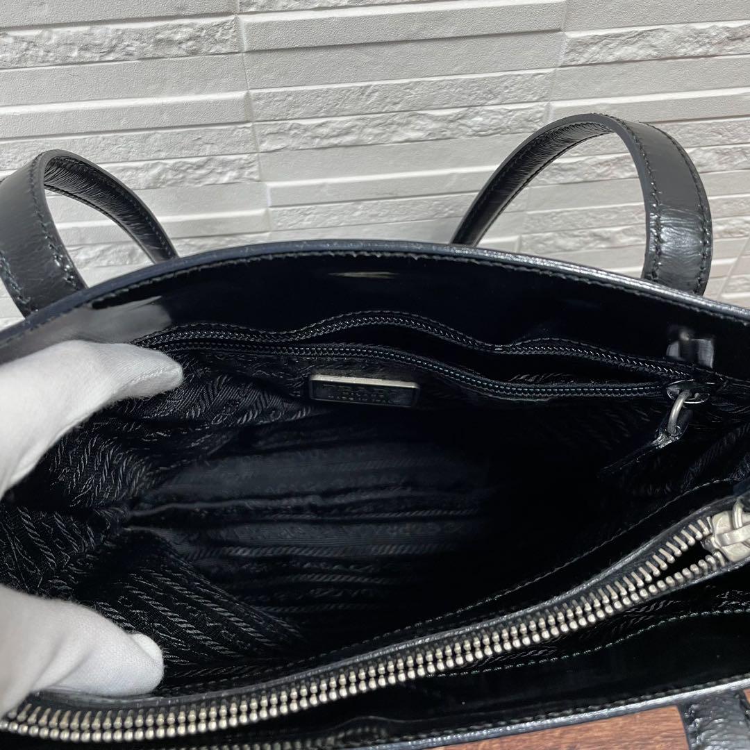 良品 プラダ ロゴ エナメル パテント レザー ショルダー トート バッグ 黒