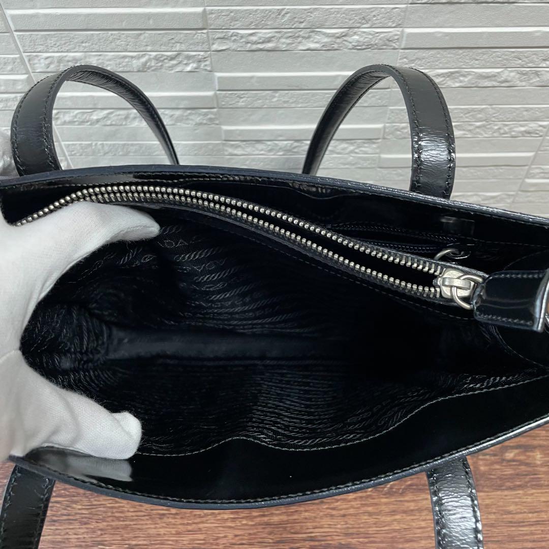 良品 プラダ ロゴ エナメル パテント レザー ショルダー トート バッグ 黒