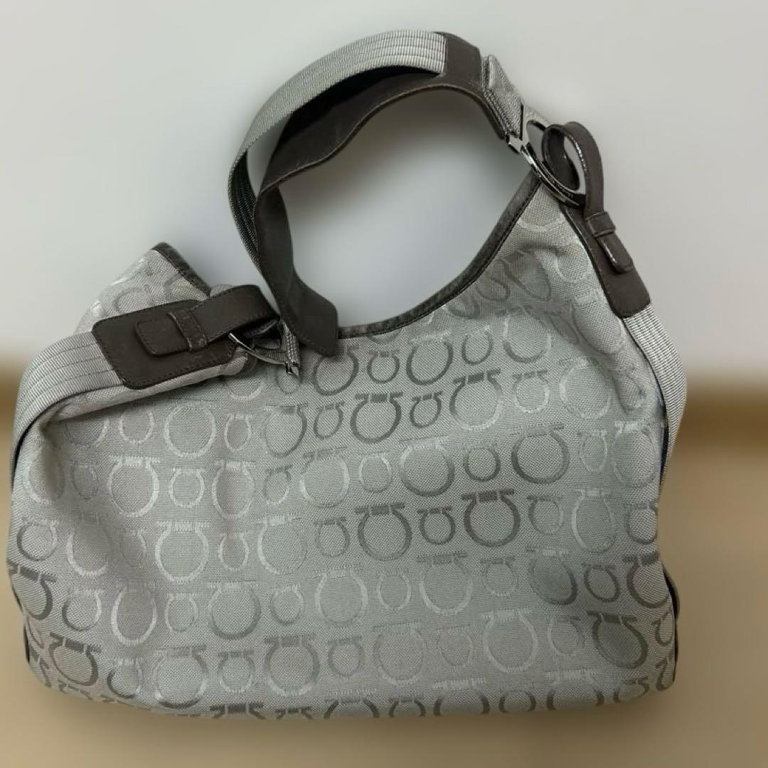 サルヴァトーレフェラガモ ショルダーバッグ A4可 肩掛け可ガンチーニ総柄Salvatore Ferragamo