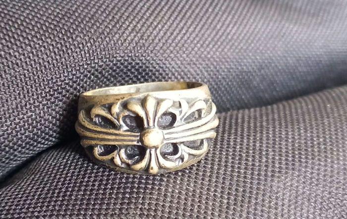 クラシックなデザインの金属製リング
