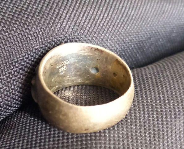 クラシックなデザインの金属製リング