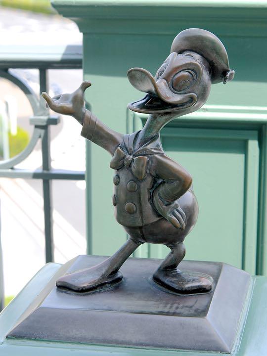 ディズニーランド ブロンズ像