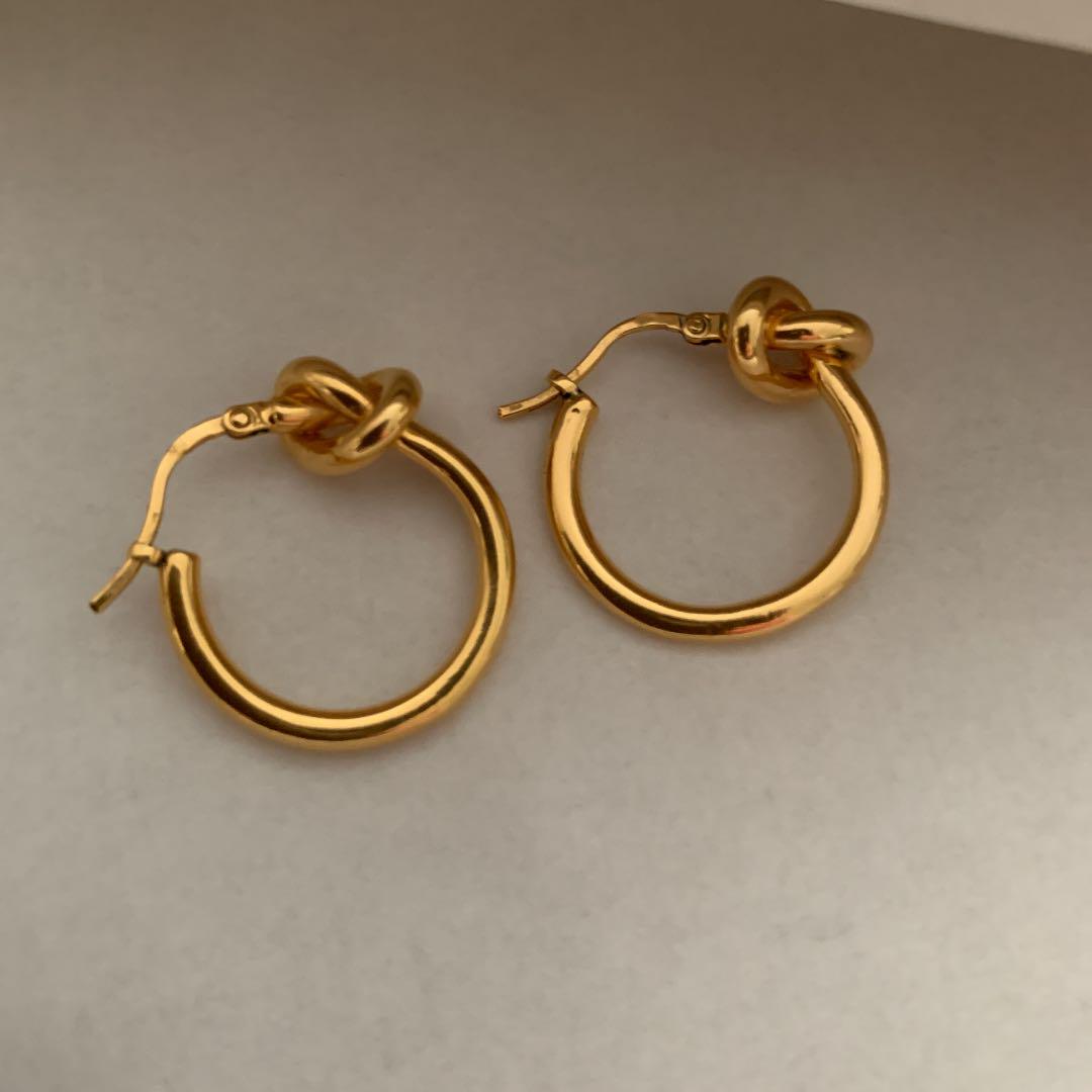 注目の CELINE ノット スモール フープ ピアス ゴールド 旧ロゴ ピアス 良質で安価な製品 スモール ノット CELINE フープ 旧ロゴ ゴールド ピアス ピアス(両耳用)