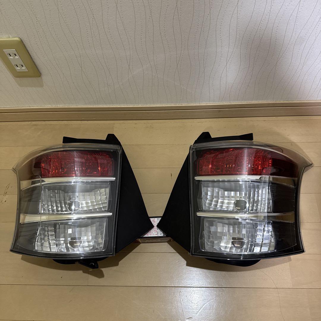 トヨタ iQ純正テールレンズ左右セット