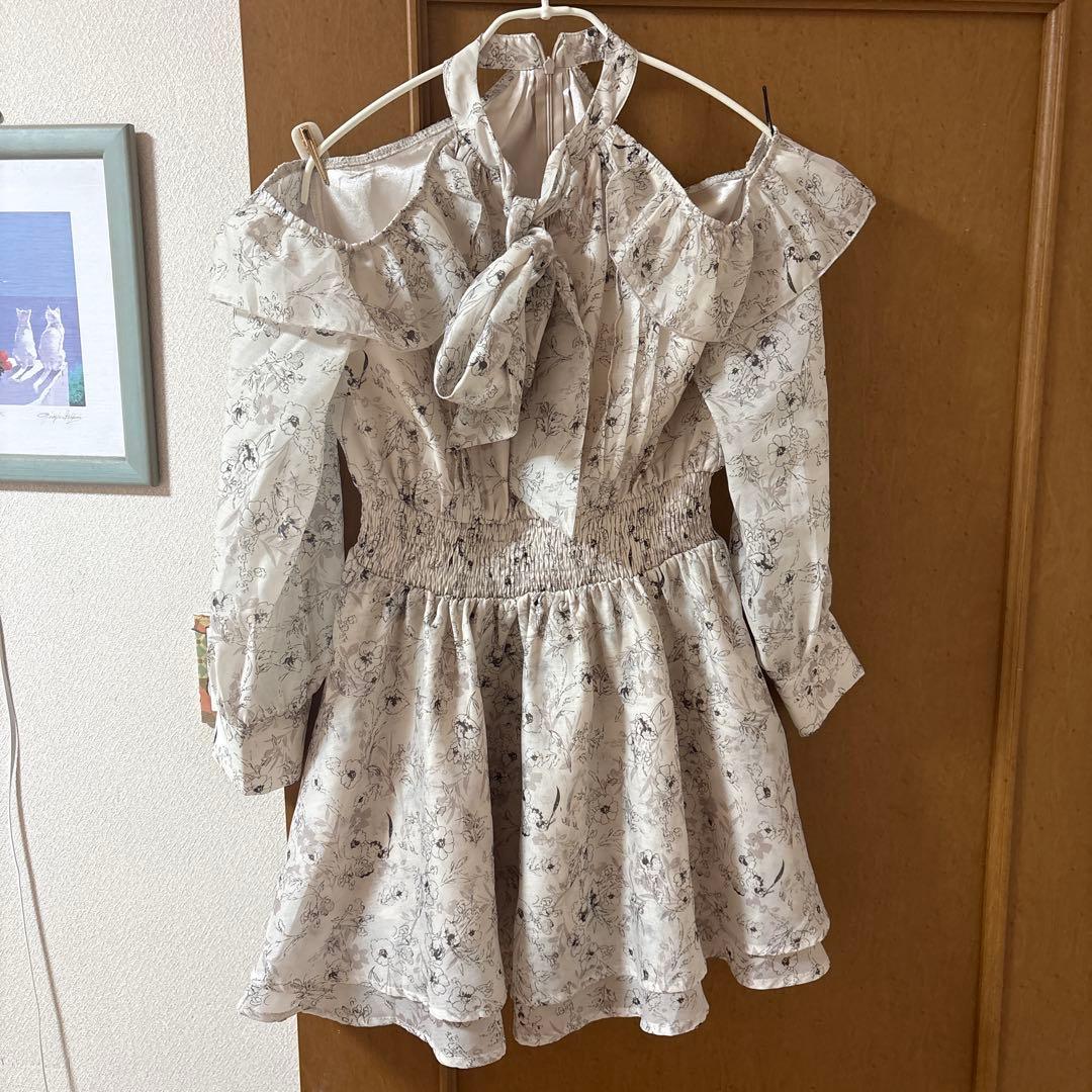 アンミール コールドショルダーフラワーワンピース オフホワイト アンミール コールドショルダーフラワーワンピース オフホワイト